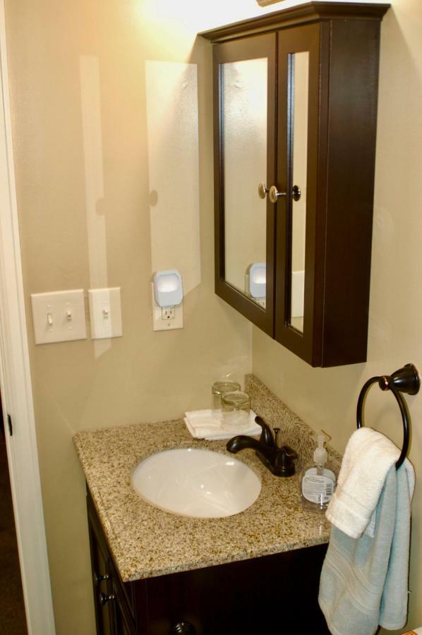 Blue Bear Den 3Br 2Ba Dtc Private Apt Hot Tub ภายนอก รูปภาพ